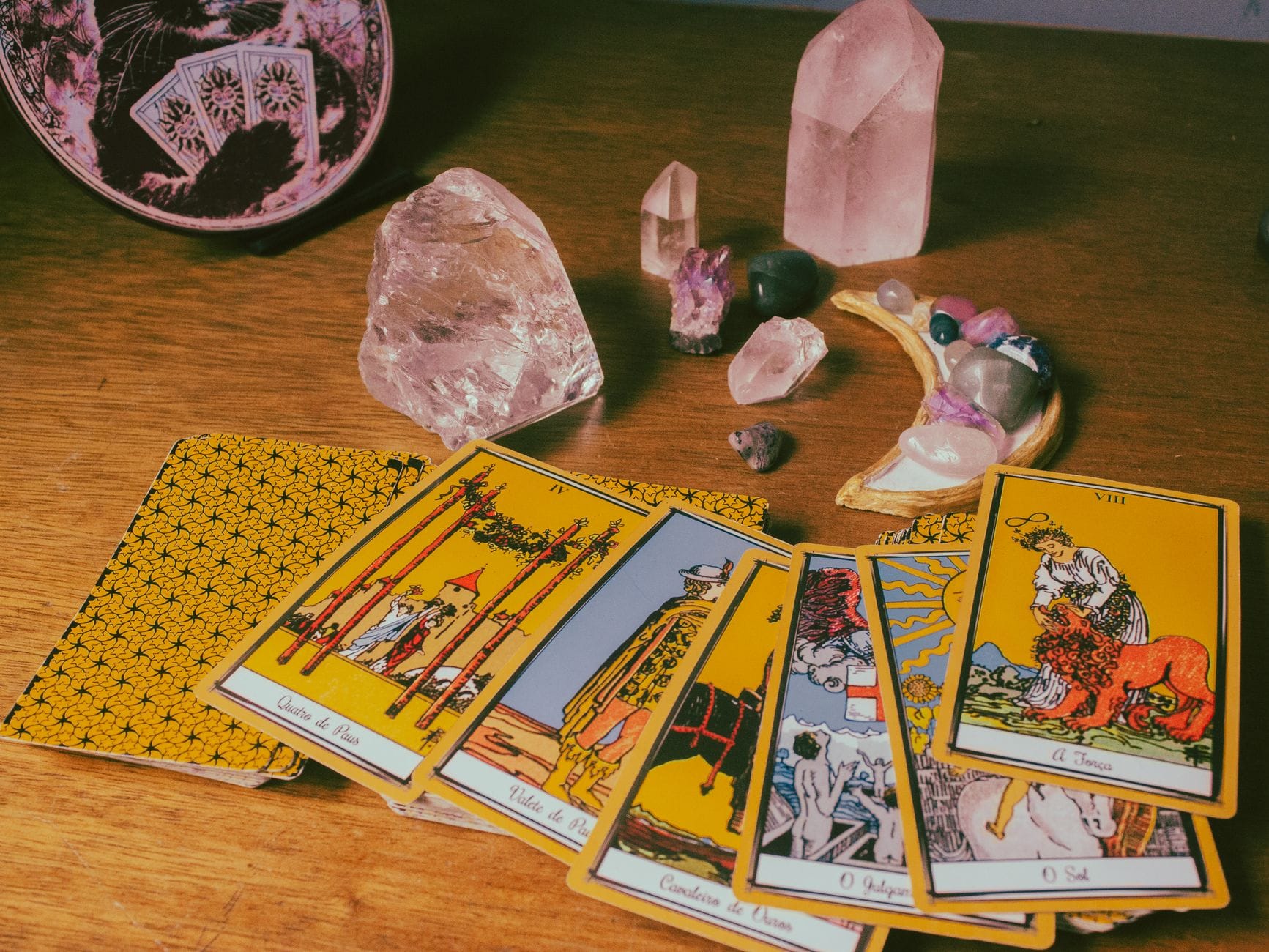 Tarot czy sennik: kiedy lepiej sięgnąć po karty, a kiedy zaufać językowi snów Karty tarota i kryształy ułożone na drewnianym stole