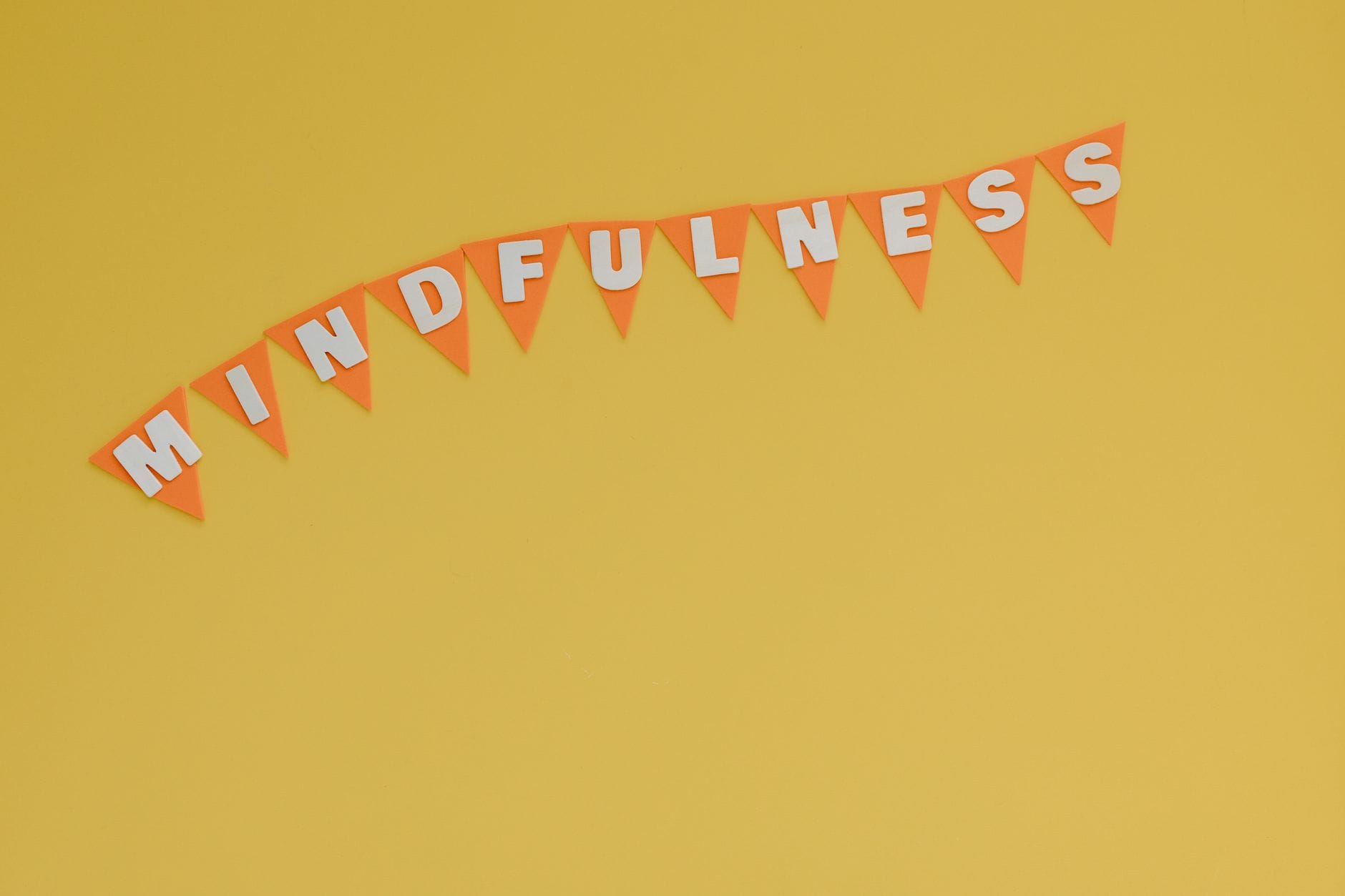 Jak odróżnić prawdziwe znaki od przypadku ćwiczenia na co dzień dla rozwijania uważności i intuicji Żółty baner z napisem Mindfulness symbolizujący spokój i skupienie
